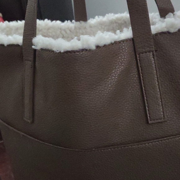 ASPEN Reversible Leather & Shearling Carryall Tote & Wallet - Picture 4 of 17